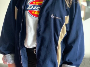NIKE VINTAGE JACKA - Vill du också vara snygg på sommaren? Köp denna isåfall så kommer blickarna vändas mot dig 👅 Kolla gärna mina andra sjuka annonser med snyggaste kläderna ✌🏼