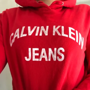 Huvtröja - Skön, något cropped huvtröja från Calvin Klein. Säljer på grund av att den aldrig kommer till användning. Säljaren står för eventuell frakt. (Nypris - 699kr)🙌🏻