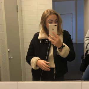 Jacka strl S/M - Svart jacka från h&m men väldigt fina detaljer, säljer pga inte min stil längre. Inga slitage eller liknande. Nypris 500kr