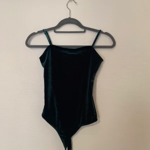 Grön sammetsbody - Sammetsbody som är ljusare på första bilden. Aldrig använd, bra skick!