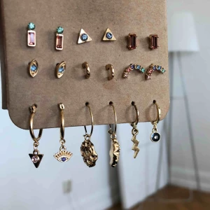  - Säljer massa örhängen i alla möjliga storlekar och former, alla är i princip nya och oanvända. Vissare är dyrare än andra och man kan köpa flera ihop!! Kontakta mig så fixar vi ihop nåt!!🦋💓