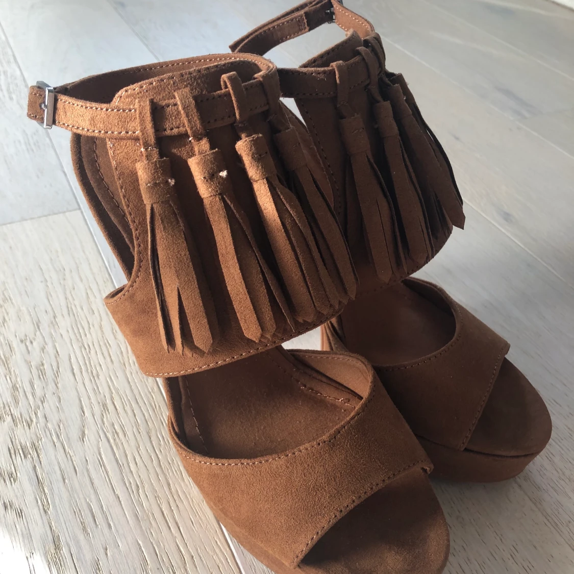 Helt oanvända klackskor  - 91