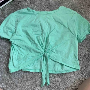  - Turkos och gul t-Shift med knut på magen, lite kortare modell men inte riktigt magtröja. 50kr st och köpare betalar frakten