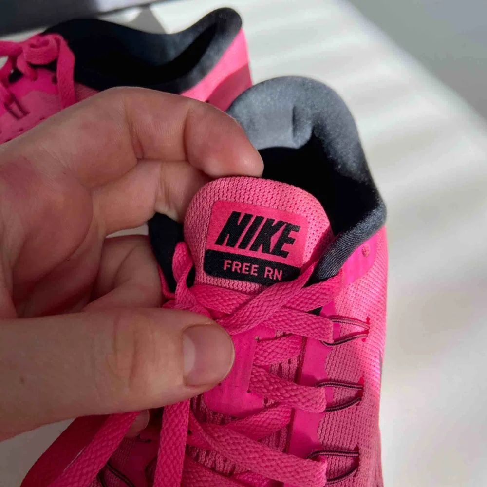 Nike Free Run Använda ca 5 gånger, i mycket fint skick Storlek 38,5 Nypris ca 1000:-  Skickas spårbart med posten 63 kr. Skor.