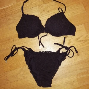 Svart bikini - Brazillian look på trosorna. I bra skick! Pris för båda delarna. Nypris Bh:179kr och trosor 149kr. 