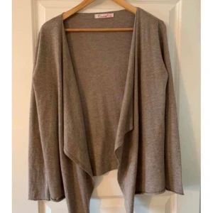 Kofta  - Beige kofta i storlek S 