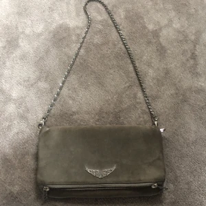 Zadig & Voltaire väska 400 - Säljer min Zadig väska. Använd under ungefär ett halv år. Inte trasig på något sätt. Köparen står för frakten.