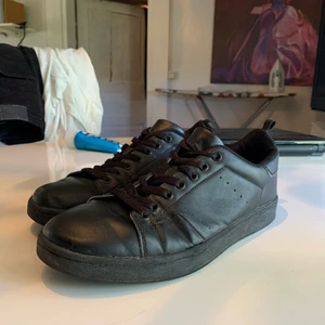 Svarta sneakers - Svarta sneakers strl 39, inget speciellt märke. Fint skick endast använda en sommar! Sitter en Nike sula i då den va skönare än den förra. Köpare står för frakt 😛