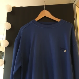 Blå sweatshirt  - Jättefin blå tröja, använd fåtal gånger. Storlek XS-M. 