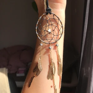 Halsband med drömfångare - Superfint halsband i gulddetaljer med en drömfångare! Längd går att reglera men är som längst 62cm😊