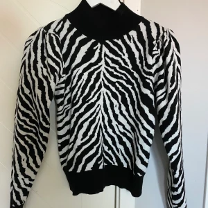 Tröja - Zebratröja med mudd i hals och ärm