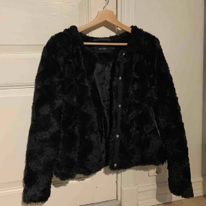  - Tunn pälsjacka. Fint skick. Använd ett fåtal gånger 