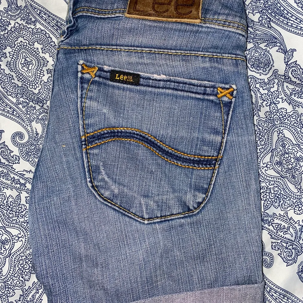 Egentligen ett par bootcut jeans men som absolut inte syns. Känns och ser ut som ett par original shorts. Jätte fint skick bara en söm som är fabriks fel. Är i W24/L31. Frakt tillkommer.. Shorts.