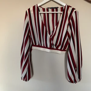Randig top från Boohoo - Såå fin topp, sitter dock inte så bra på mig:( Ingen knapp på orginalet men har sytt dit pga tunt tyg och lätt att något tittar fram hehe🤧 Priset är exkl frakt🌻
