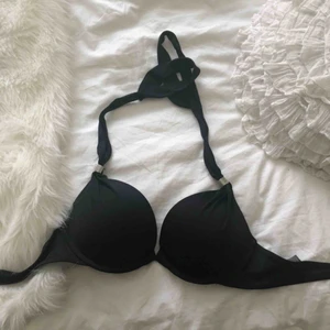  - En bikinitopp med push. Knäppning runt ryggen men knyt runt halsen. Använt få gånger. Köparen står för frakten!😁