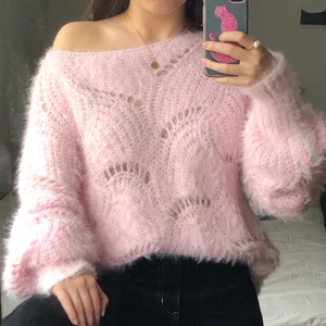 Stickad rosa  - Mysig stickad tröja i oversized fit, passar bra att ha över ett t.ex linne. Tröjan ”hårar” av sig lite men den är väldigt mjuk och bekväm. 