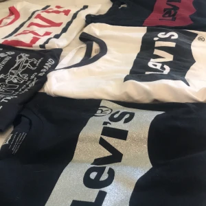 Äkta levi’s i storlek xs/s  - Knappt använda så nästan som nya säljer alla och om man vill köpa mer än en blir det sänkt pris!!