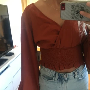 Supersnygg blus! - En bronsfärgad blus i storlek 34, aldrig använt då du ser att prislappen sitter kvar!