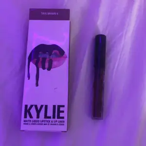 Oandvänd Kylie Jenner lipstick! Den är i färgen TRUE BROWN K. Den passar på många och den är väldigt go i färgen🥰
