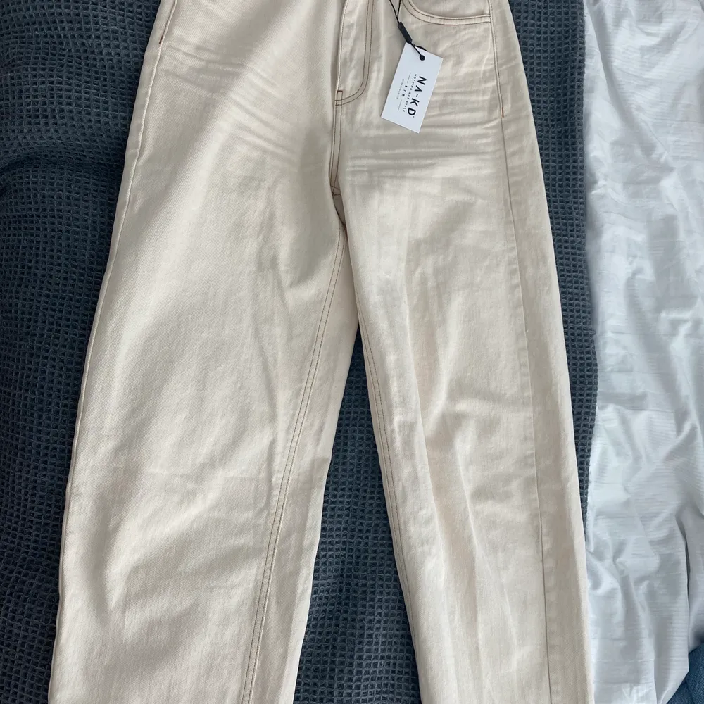 Ett par beigea byxor från nakd men supersnygga detaljsömmar. De är helt oanvända och lappen är kvar. Frakt ingår ej💓. Jeans & Byxor.