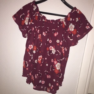 Sommar t shirt.  - Knappt använd. Storlek M