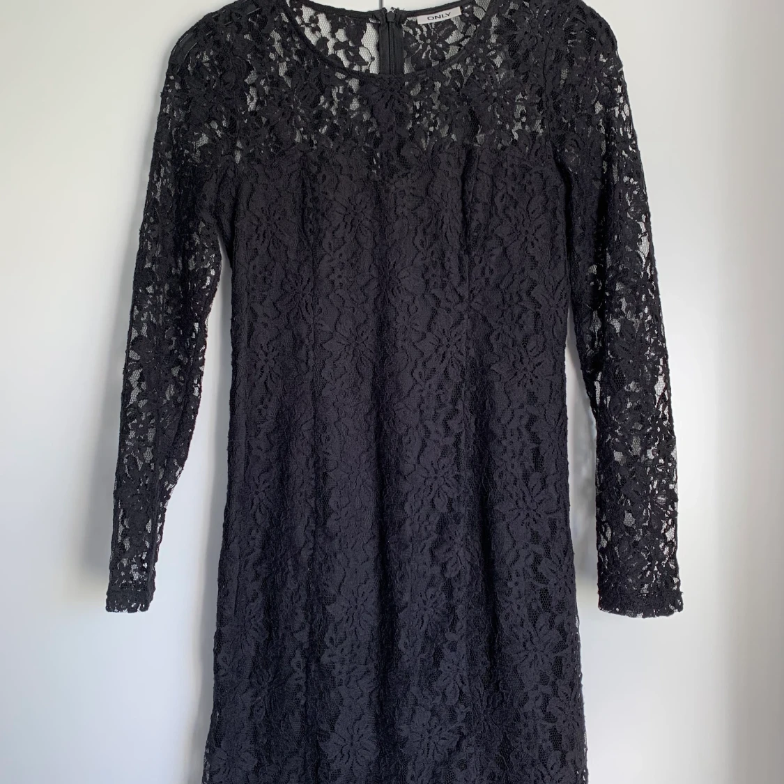 Svart spetsklänning
