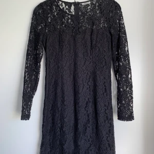Svart spetsklänning - Klänning av spets (med underkjol). Knappt använd och är därför i väldigt bra skick🥰. Har hellånga spetsärmar och går nästan hela vägen ner till knäna (på mig 165)❤️. Passar perfekt till fest, utekväll eller på en middag!