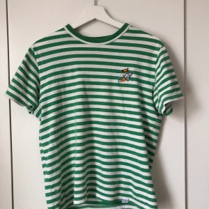 PULL&BEAR t-shirt strl. S - Köpt för 179kr sommaren 2018 på PULL&BEAR.  ganska liten i storleken men passar S. Otrolig bra skick då jag snabbt växte ur den. Vi höres i chatten vid frågor!