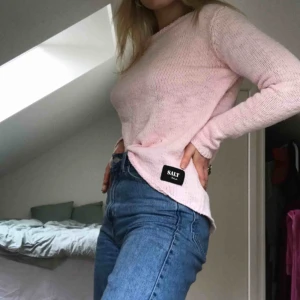  - Supersöt ljusrosa stickat tröja!! Jättefin färg verkligen och så skön till typ sommarkvällar! Säljer då den inte kommit till så mkt användning så den är i nyskick, passar S/M☺️ Köpare står för frakt💕✨ 