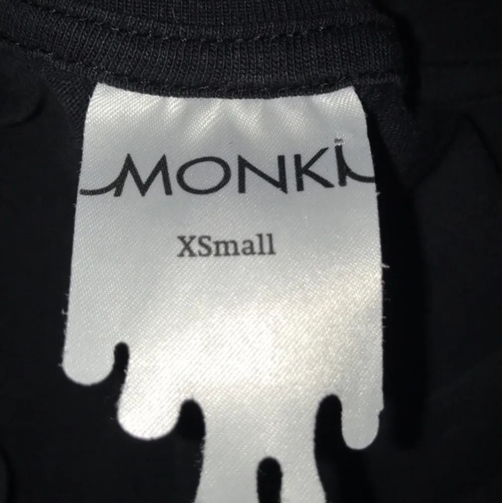 Säljer denna tröjan med lite kortare armar, den är från monki och är i skönt material. Är i XS men passar mig som är M. Köpare står för frakt, tar endast swish🛍🚚. T-shirts.