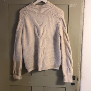 Vit stickad tröja - En fin vit stickad tröja från Bikbok, använd fåtal gånger. Storlek L men skulle säga att den passa M-XL. Nypris 399kr, köparen står för frakten