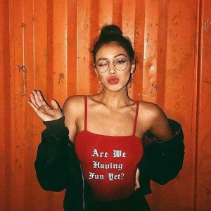  - Röd crop-topp med motivet ”are we having fun yet” Svaret är nej.