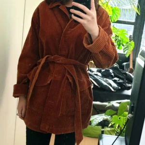  - snygg brun manchesterjacka i 70-tals stil som jag inte använt så mycket. storlek xs men lite oversized så passar nog s också 