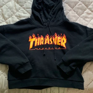 Svart cropt Thrasher hoddie - En fin svart cropt thrasher hoddie i bra skick. Använd 2 gånger. Orginal pris 249kr. Köparen står tyvärr för frakten💕