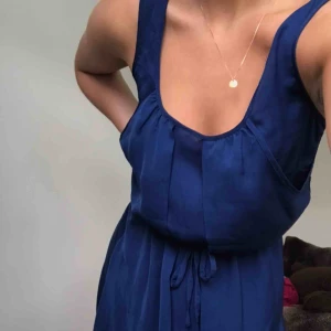  - Marin blå klänning i siden material 👗💙
