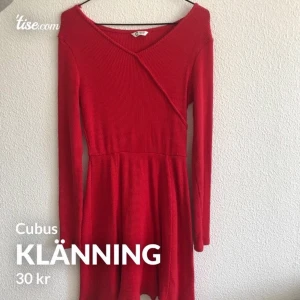 Röd klänning - Strl 158-164 men är som S!! 30kr+porto.