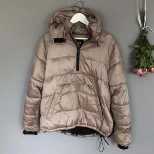 Dunjacka från Zara - Speciellt dunjacka från Zara. Har använt den en höst! Få trådar vid magfickan som sticker ut och en fläck på baksidan vid högra hörnet av jackan. Dragkedjor på sidorna och går att dra åt nere vid jackans slut. Luva går att ta bort. Gratis frakt💕