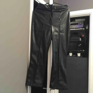  - Snygga skinnimitation byxor ( i storlek från XS, aldrig använd), den är ganska stor i midjan och är stretchig. Passar för över 160 cm lång