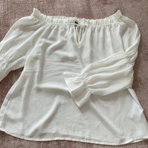 Offshoulder blus - Jätte fin tröja/blus från gina, fint skick🥺 verkligen superfin. Säljer pga den är för lite för mig