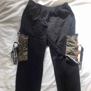  - Nya byxor från Sheinside. Storlek L men de satt väldigt tajt på, jag önskade mig pösiga byxor. Du som har någon storlek mindre får den pösiga looken. Endast provade och tvättade. 