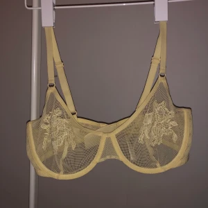 Arket  - Gul bh från Arket. Oanvänd för fel storlek🥰