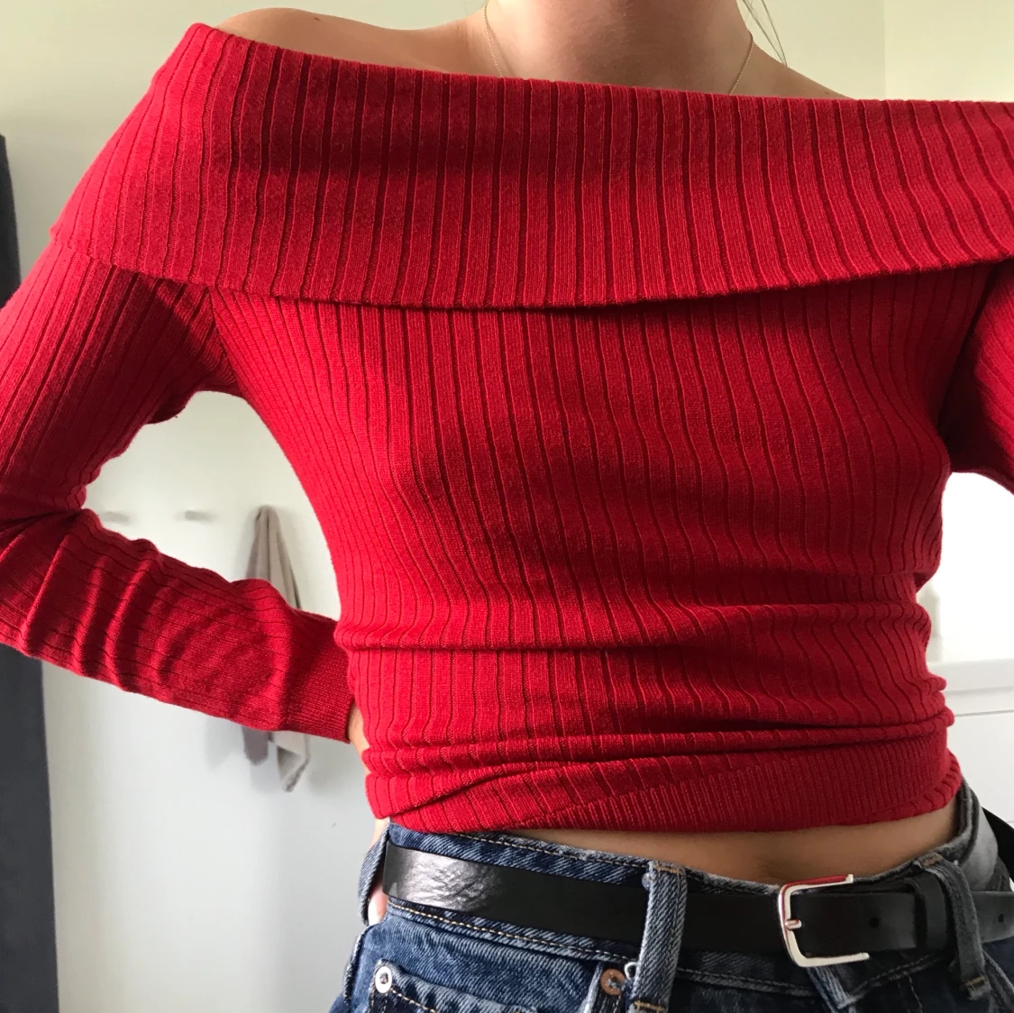 Röd off shoulder tröja från H&M