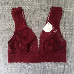 Spets bh (oanvänd)  - Superfin vinröd bh i spets. Helt oanvänd (lappen sitter t.o.m. kvar) i storlek S. Skriv till mig vid intresse eller om du har några frågor☀️ Fraktkostnad tillkommer! 