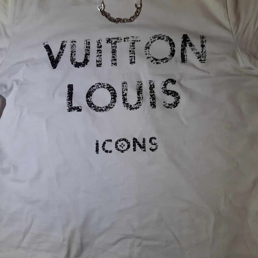 T-shirt från Louis Vuitton Icons. Legat i en låda och ej använts. Storlek passar M/L. Skickas spårbart så fort betalning inkommit. Kan finnas ev prutmån vid snabb affär . T-shirts.