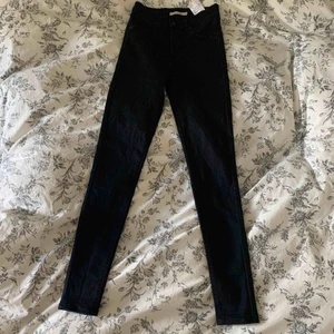  - Svarta Levis jeans i modellen ”MILE HIGH SUPER SKINNY”. Knappt använda pga att de inte passade mig, tråden på den ena fickan har ”repat” upp sig men annars inget fel på byxorna. Nypris är 999kr  