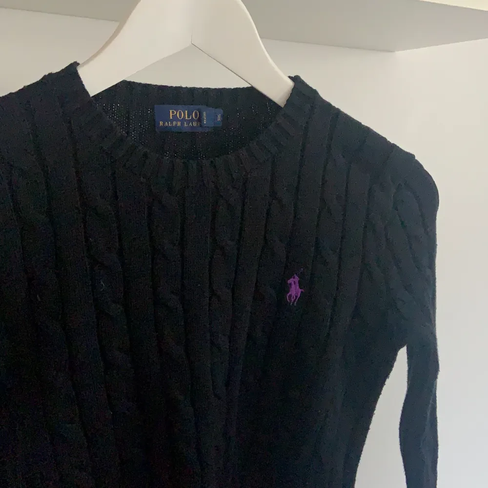 Svart kabelstickad polo Ralph lauren tröja, använd en gång, för liten för mig!. Stickat.