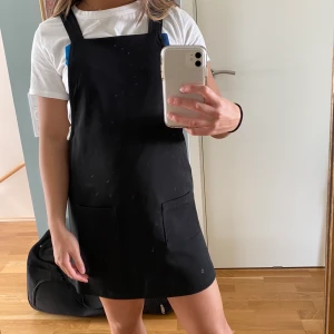 Söt klänning från Bikbok - Söt svart klänning från Bikbok i strl XS. Passar superbra till sommarn med en snygg tshirt under! Bara använd en gång! Kan mötas upp i Malmö, annars kostar frakten 44kr