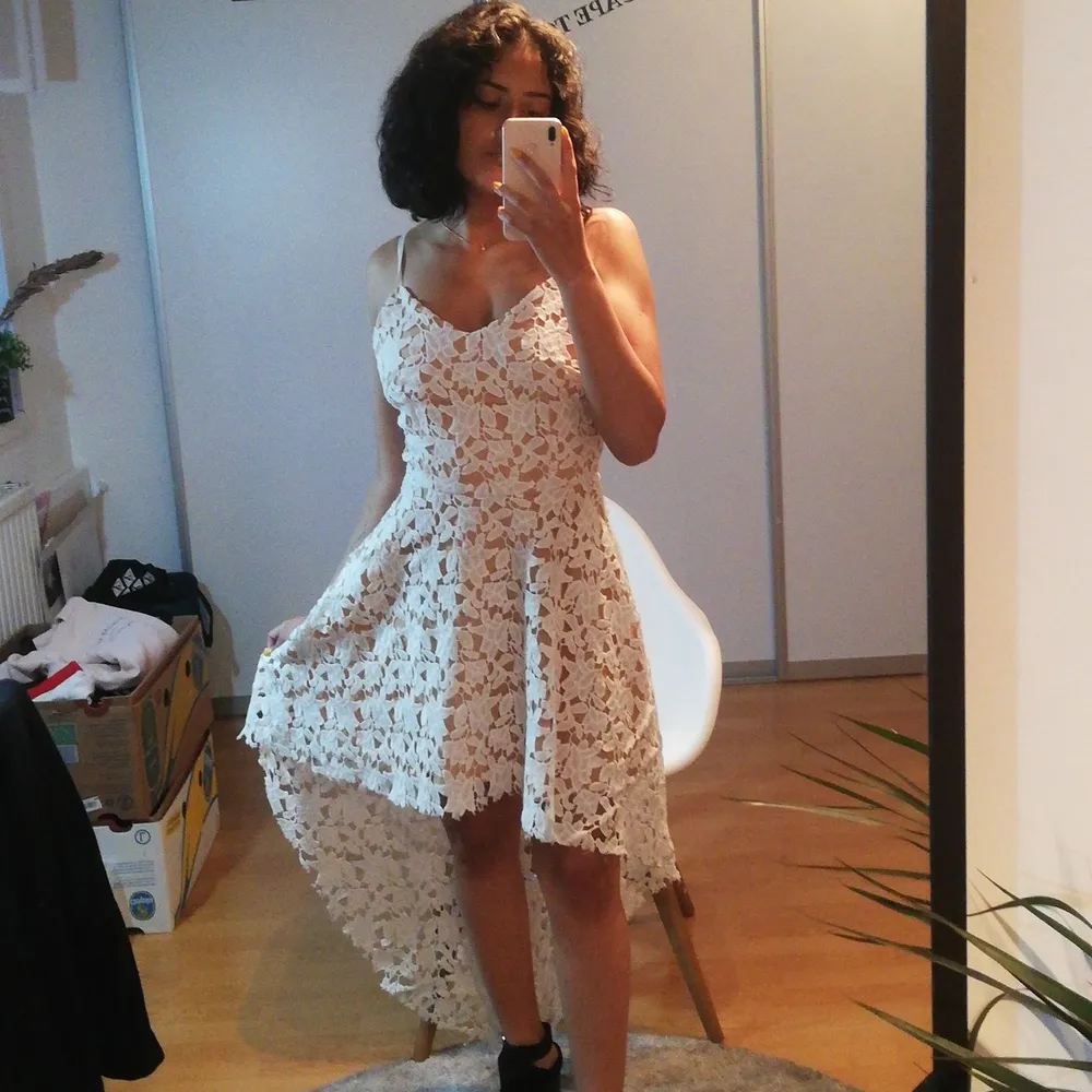 En jättefin klänning i vit spets med släp som går ner till marken på mig (160cm) den är verkligen super söt men den kommer tyvärr inte till användning längre. Spetsen har gått upp lite längst ner, bild på sista sidan 💕. Klänningar.