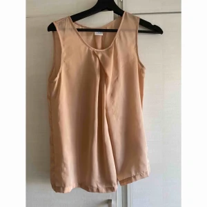  - Blus ifrån veromoda av märket VILA, sparsamt använt 😊