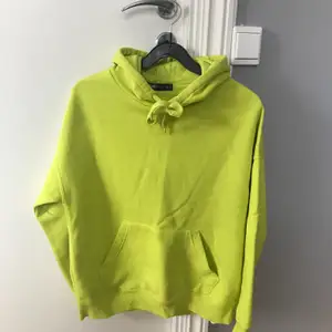 En asskön och snygg hoodie i typ gröngul färg